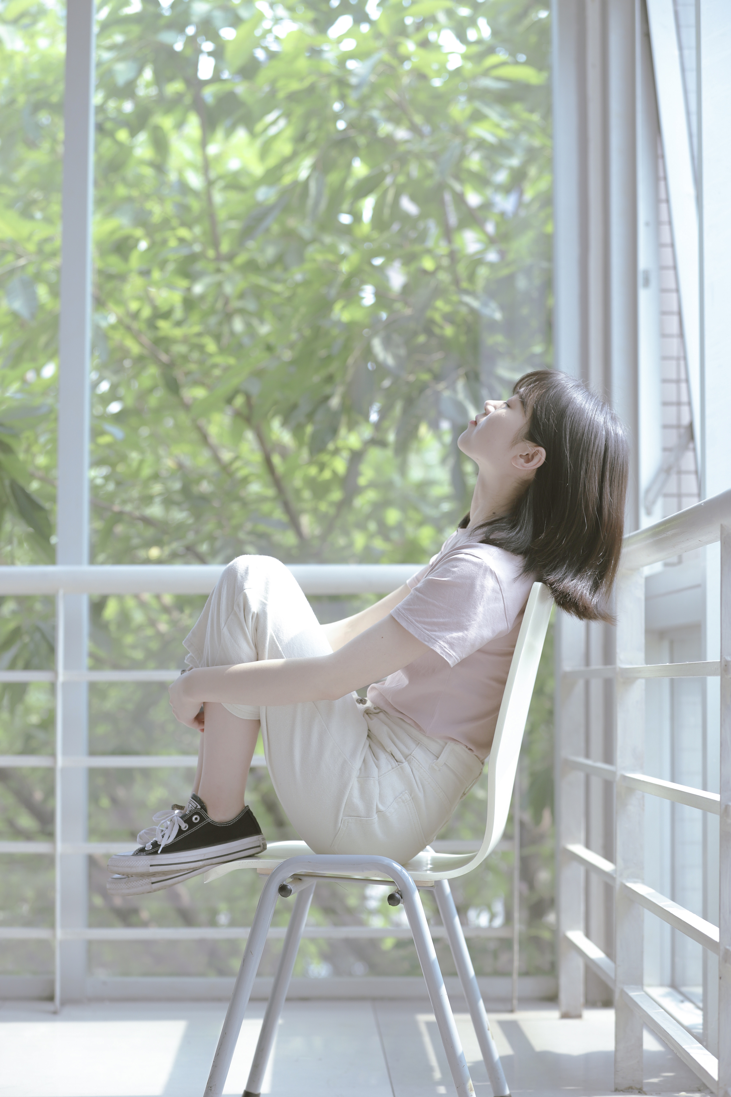 夏日阳光洒满窗台