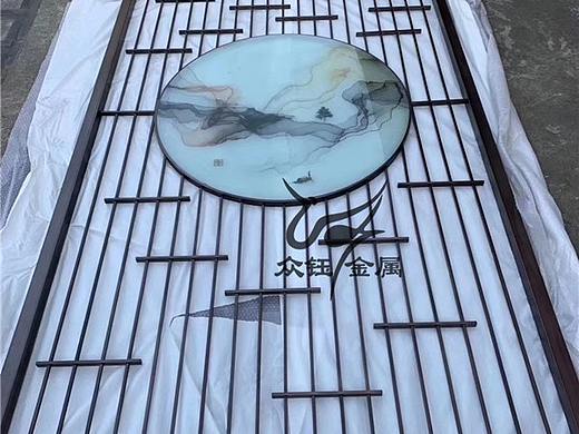 使用圆形不锈钢屏风隔断 隔出一个属于自己的书房