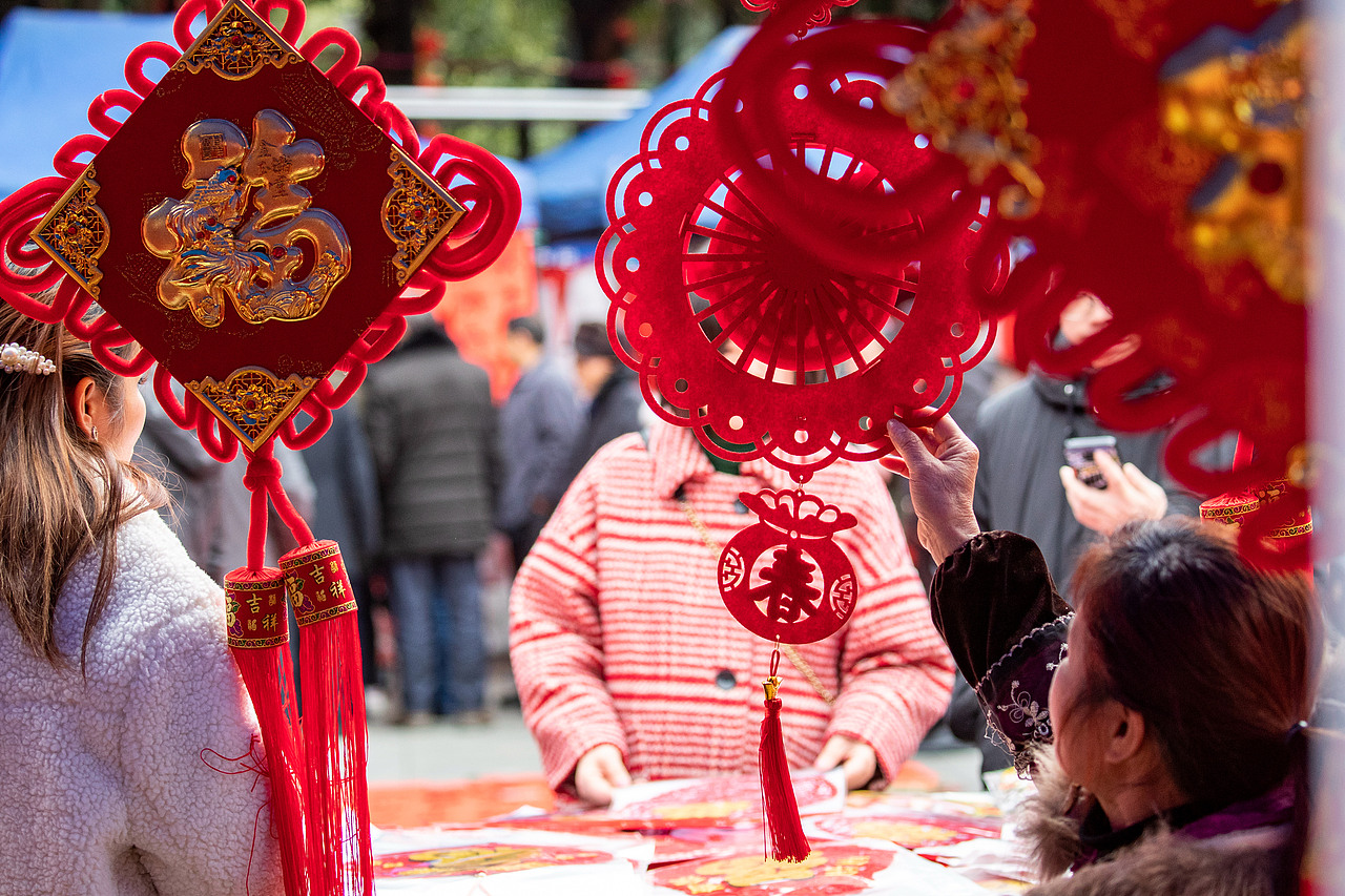 2019年1月29日,市民在重庆市南川区鼓楼广场选购新年饰品。
