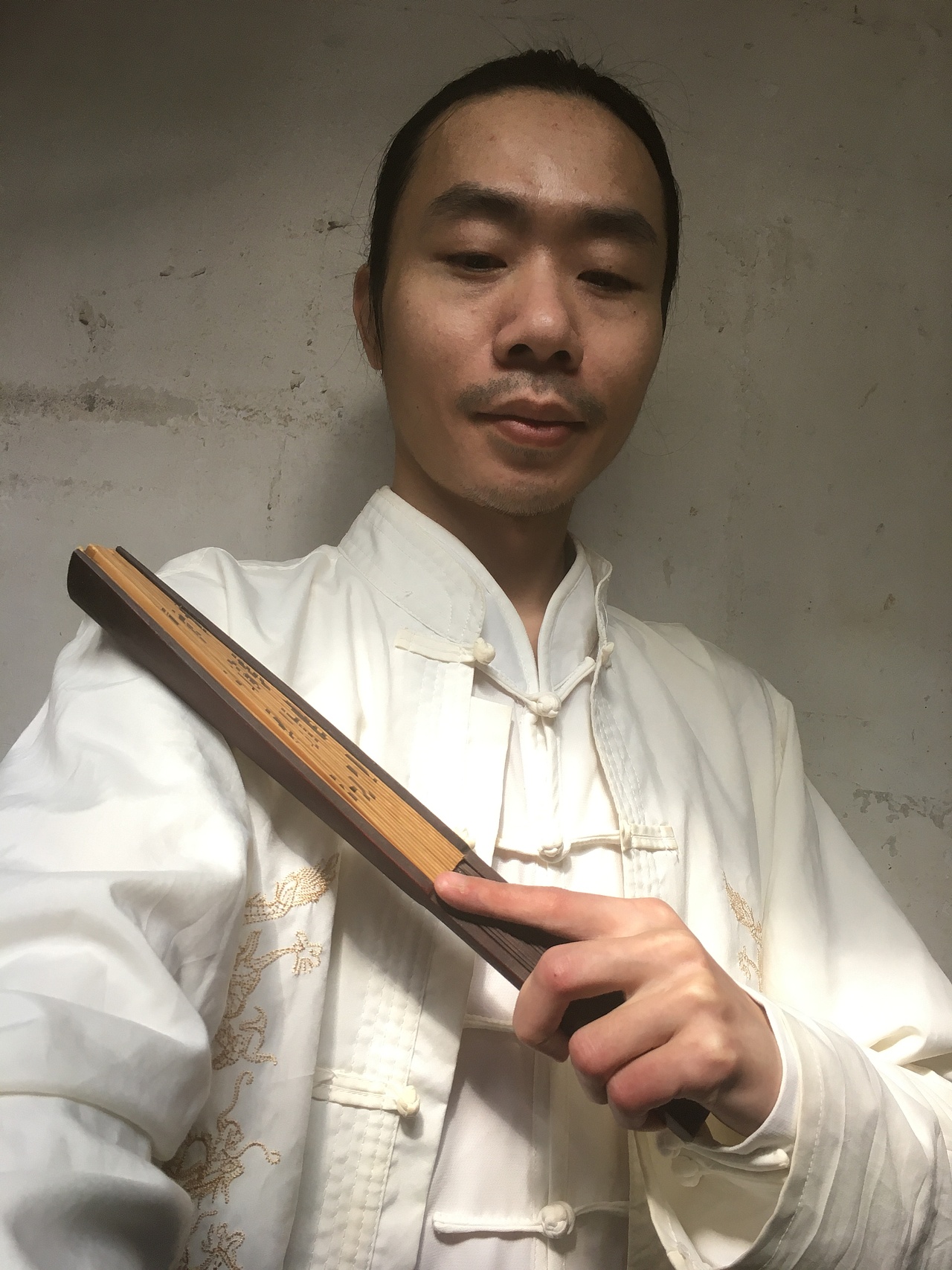 邓赟崽摄影套图之白衣说书人（图ZMzAzNzQ2NzYw） - 人像摄影 - 站酷设计师邓赟崽原创素材 - 站酷ZCOOL