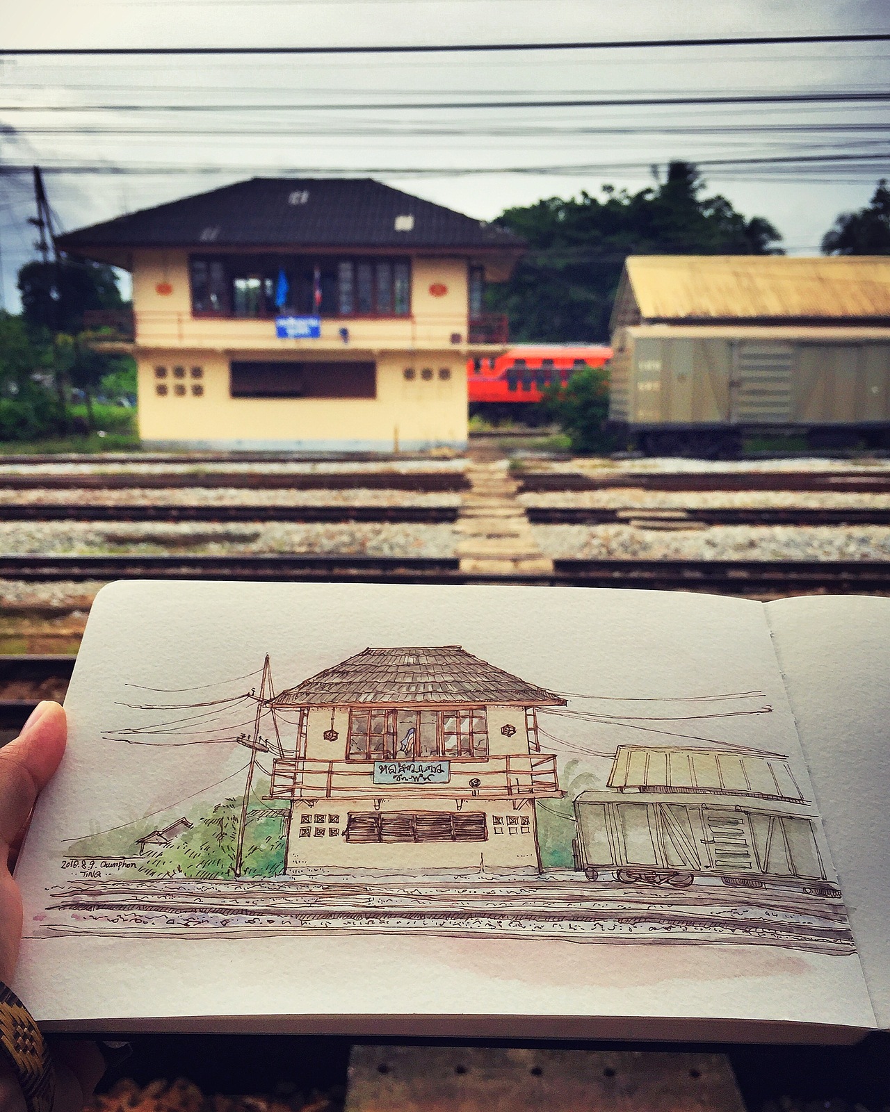 泰国春蓬火车站，等待去马来的火车↑