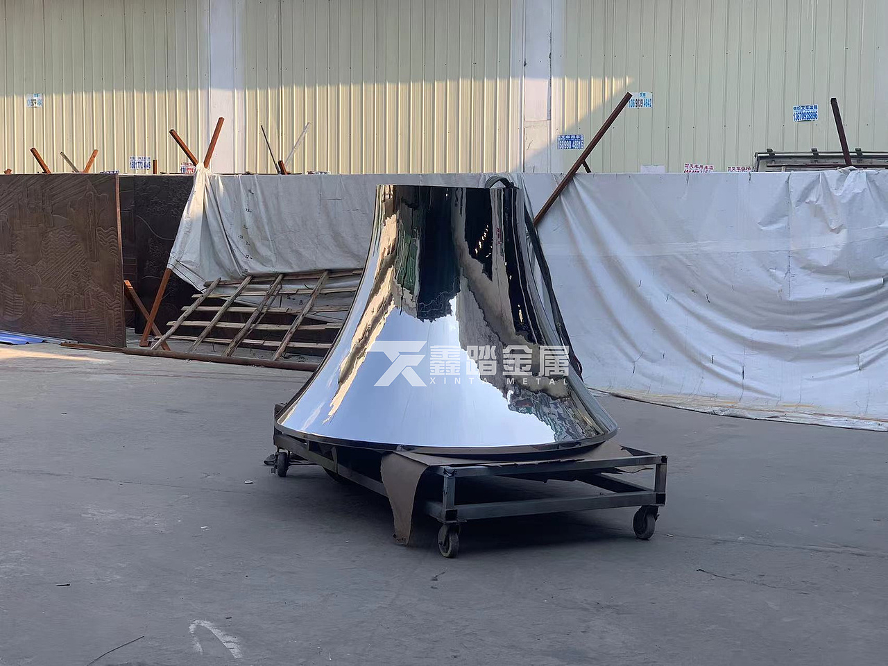 酒店门厅双曲面不锈钢包柱 镜面不锈钢喇叭造型包柱