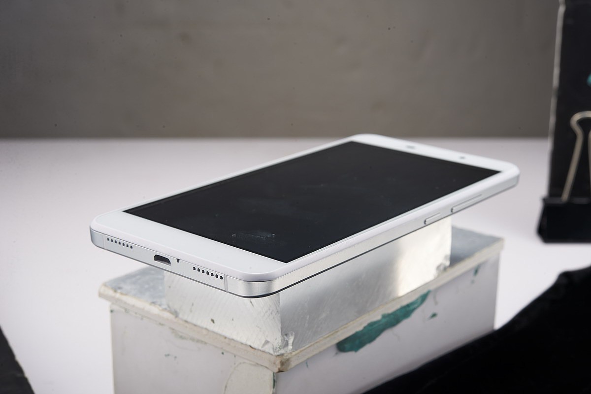 摄影修图、电子产品修图、商务修图,手机修图,THL手机产品修图