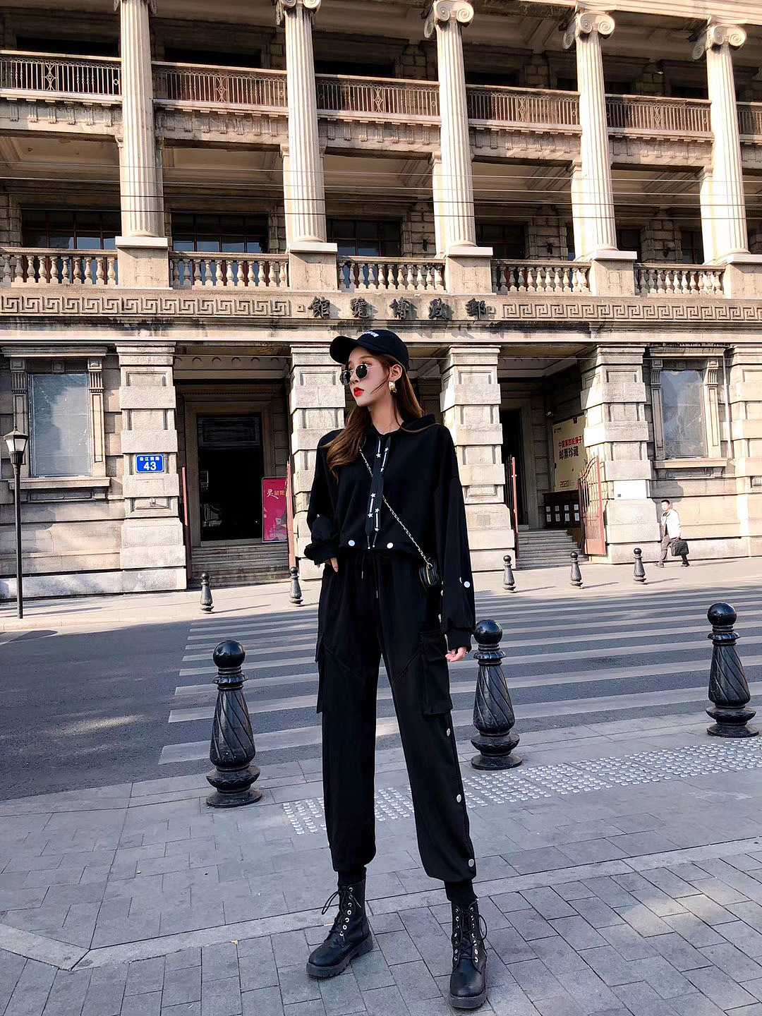 模特周洛希ins超火工装裤 休闲裤 阔腿裤 运动裤（图ZMTkxOTA1Mjgw） - 人像摄影 - 站酷设计师北斗视觉原创素材 - 站酷ZCOOL