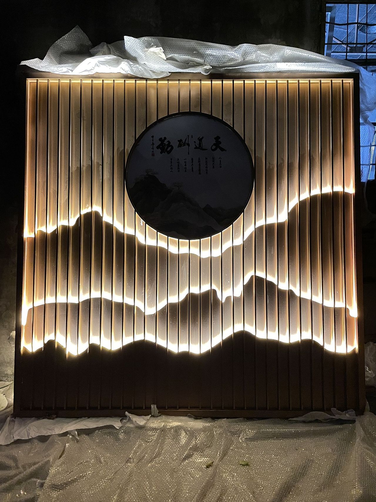 不锈钢屏风假山背景墙