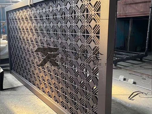 深咖色铝板雕刻屏风隔断庭院格栅360度无死角拍摄效果