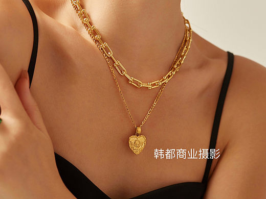 小麦色项链佩戴图