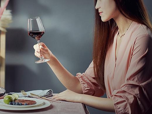 照片：红酒杯