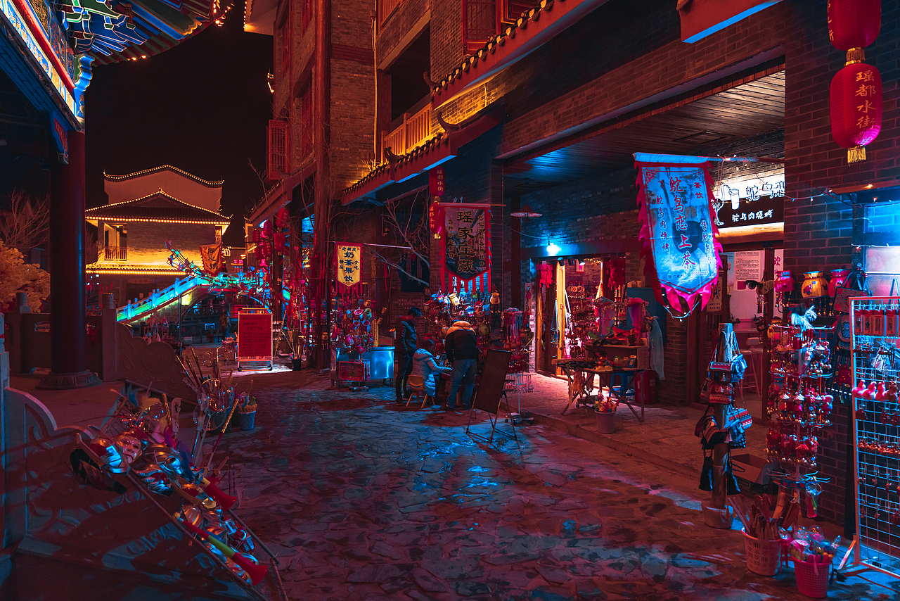 江華瑤族自治縣水口鎮(zhèn)愛情小鎮(zhèn)瑤都水街銅梳廣場(chǎng)夜景（圖ZMTk0NTY4NDg4） - 風(fēng)光攝影 - 站酷設(shè)計(jì)師攝影師少春原創(chuàng)素材 - 站酷ZCOOL