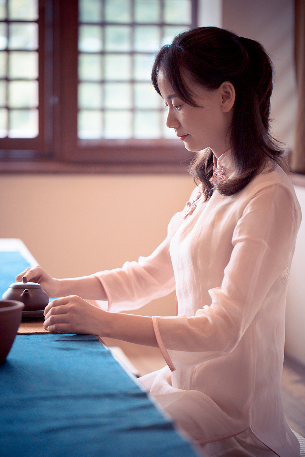 无事偶来成独坐,落花风度煮茶声。