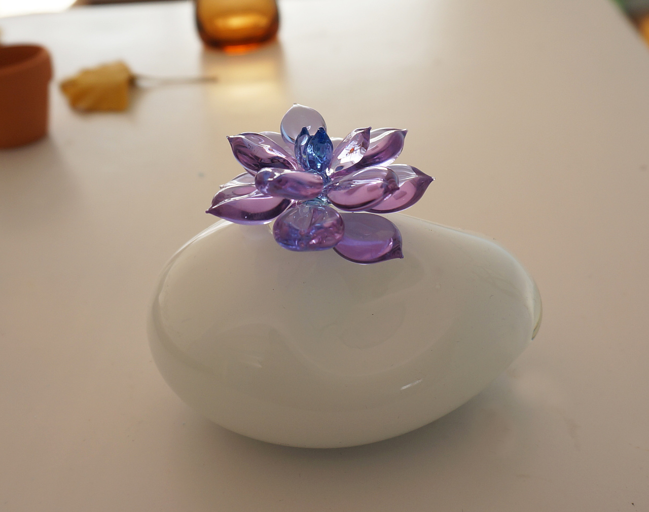 琉璃灯工是中国传统的工艺美术之一,需要1300多度的火焰融化琉璃料棒