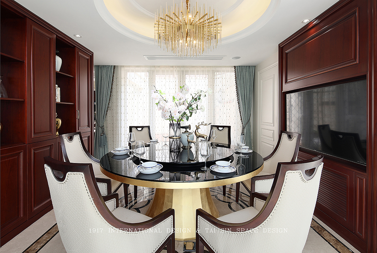 The combination of Chinese and Western restaurants. It not only satisfies the needs of daily life, but also makes the usual three seasons of the seasons become extraordinary.Under the simple line structure, the streamlined dining chair surrounds the round table with delicate and transparent hanging crystal lamps, which will make a dazzling light, and the heart will warm up.