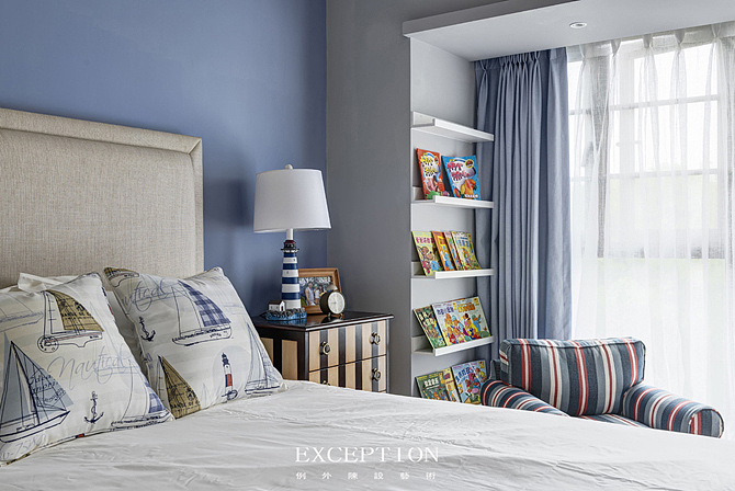 　　【设计解读.男孩房】
　　游弋于知识的国度，生活会让孩子成长，终有一天，他会背起行囊去寻找心中的梦想。而家的意义恰如灯塔会始终如一助他前行。<br>　　【编后小语】<br>　　你是四月早天里的云烟，<br>　　黄昏吹着风的软，星子在<br>　　无意中闪，细雨点洒在花前。<br>　　那轻，那娉婷，你是，<br>　　鲜妍百花的冠冕，你戴着，<br>　　你是天真，庄严，<br>　　你是夜夜的月圆。<br>　　你是一树一树的花开，<br>　　是燕在梁间呢喃，<br>　　——你是爱，是暖，是希望，<br><br>　　你是人间的四月天！<br>　　——选自《你是人间的四月天》