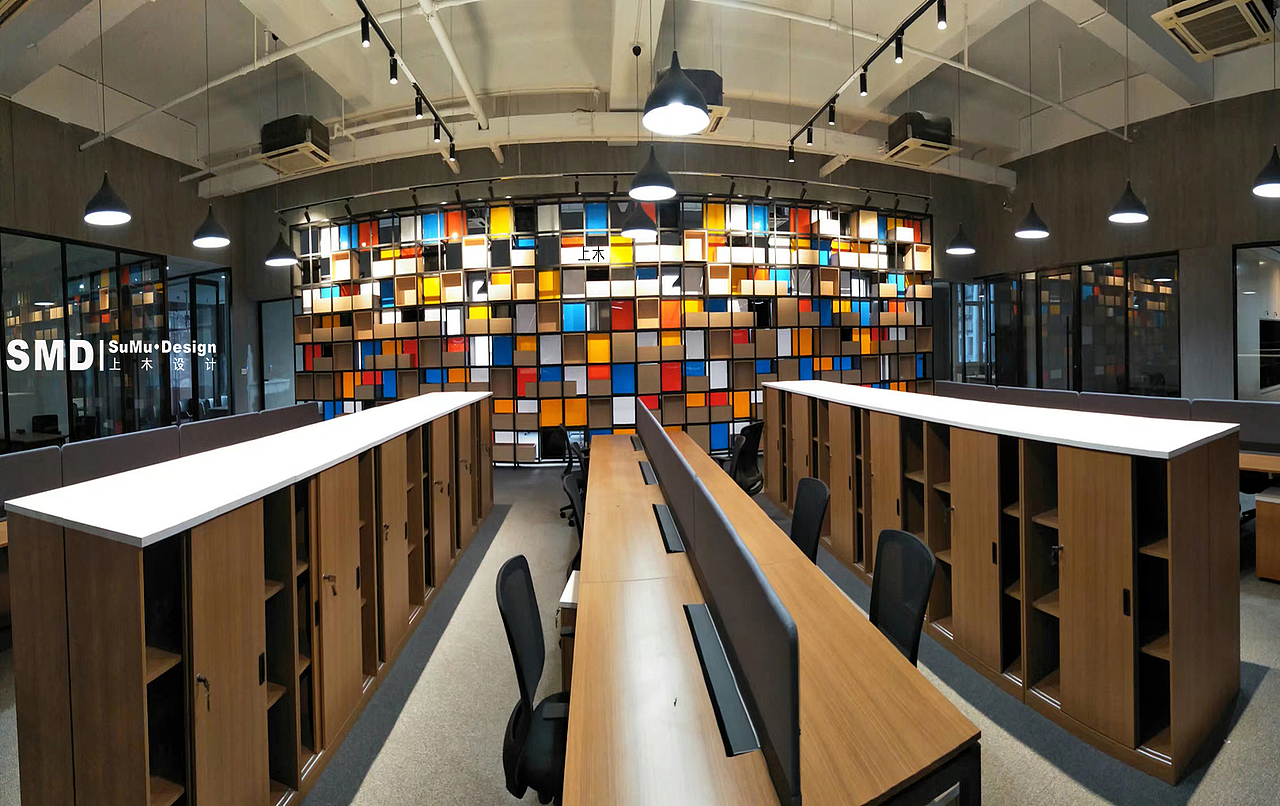 越来越多的人喜欢水泥元素的风格。青灰的色调,工业的气息,无时不刻不在吸引更多人的眼球。
简单的素材附在清水混凝土的大结构细腻地展现出新的张力,瞬间让空间充满生机活力。<br><br>More and more people like the green and gray color of cement elements and the smell of industry. The Simple materials attached to the large structure of clear concrete constantly show new tension delicately, instantly making the space full of vitality.<br>