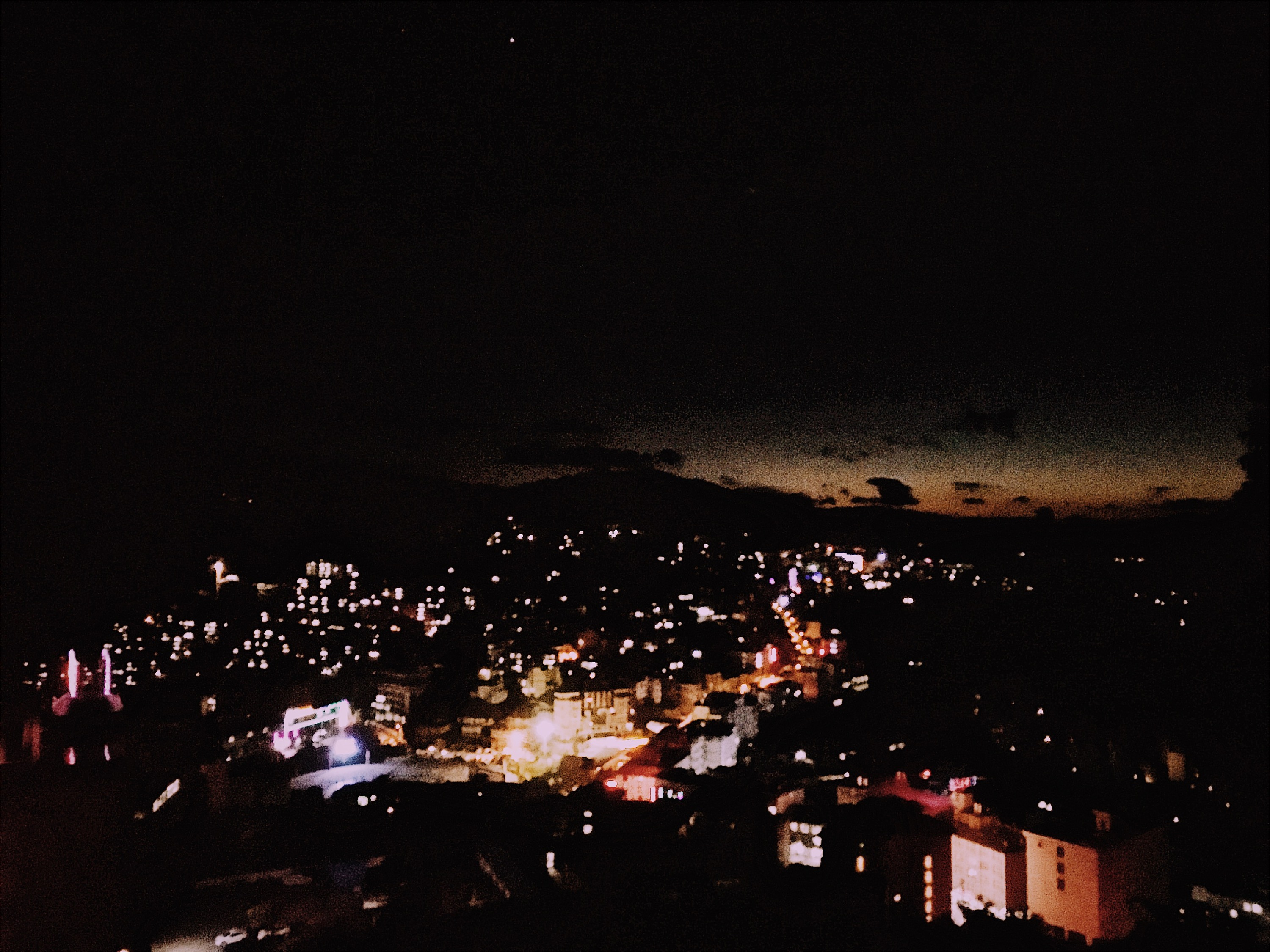 夜幕下的绿春县城