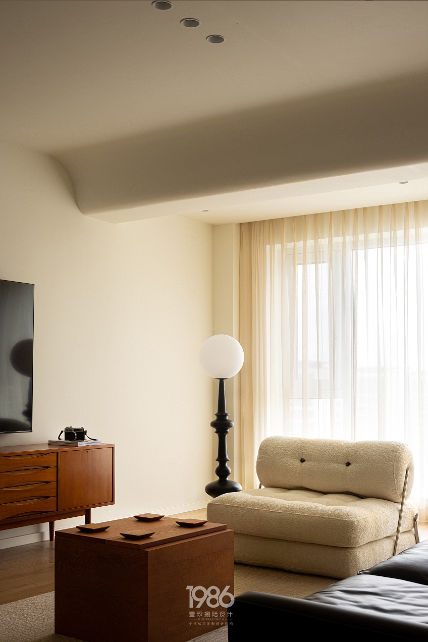 1986设计|114㎡中古现代风,这个家电影氛围感十足