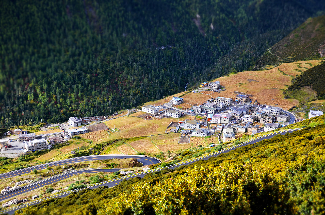 亚丁村,在景区内,住宿比较少,很多人是住在景区外的香格里拉镇,但是