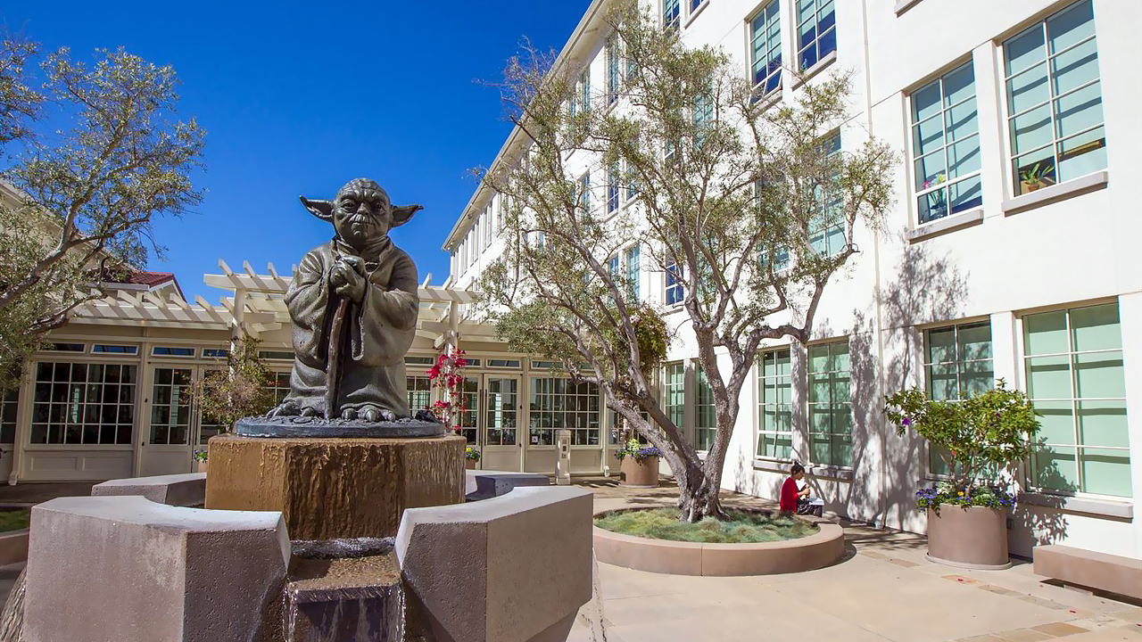 B座门口，尤达大师雕塑。