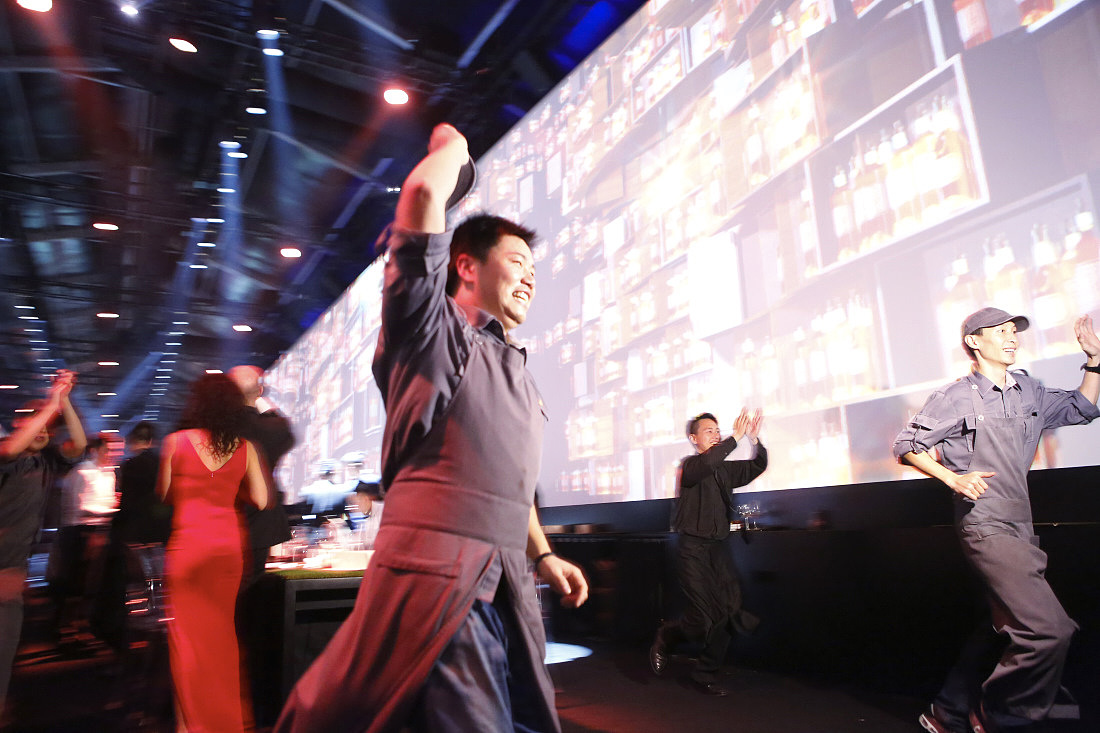 服务人员返场致谢