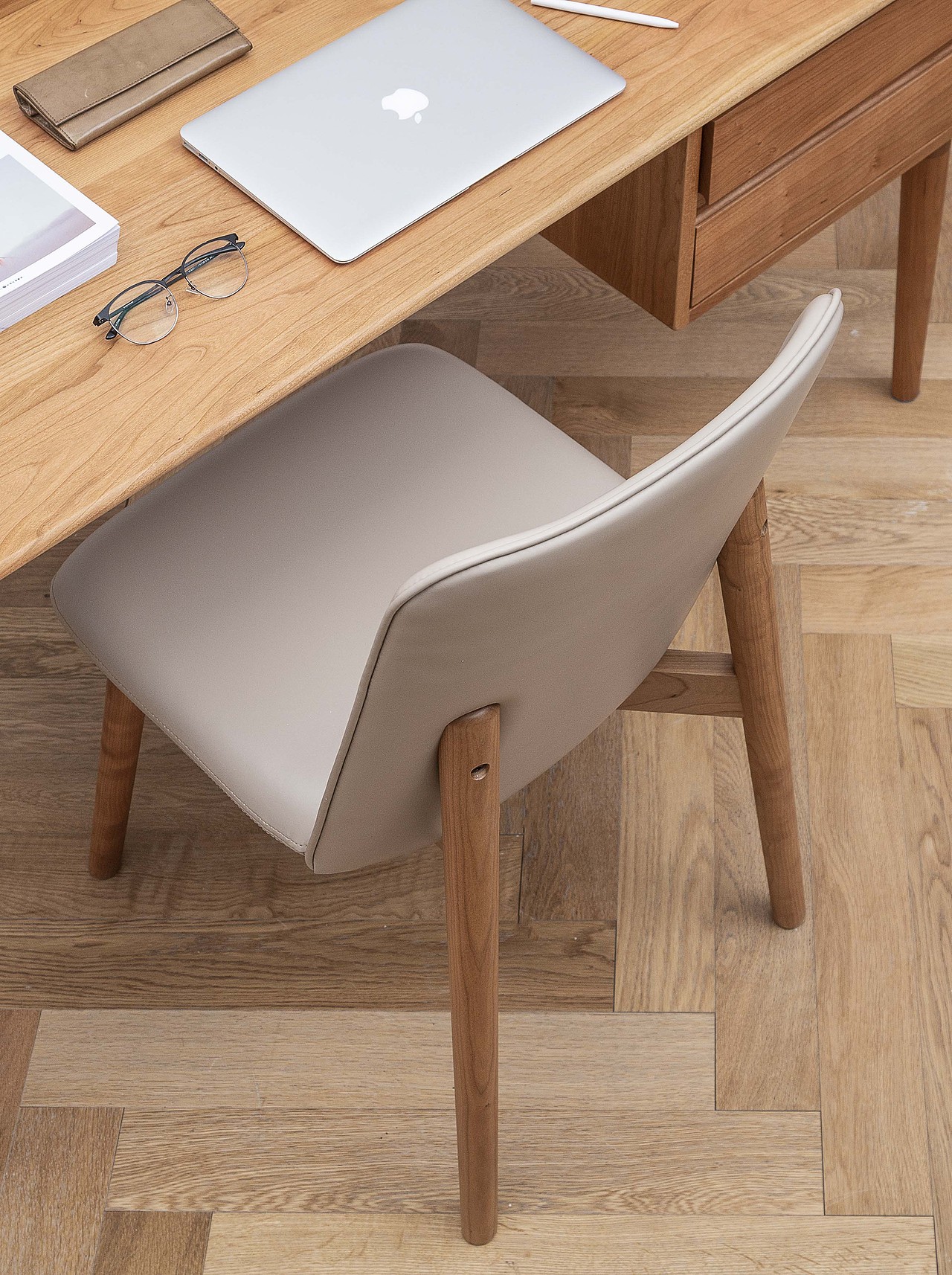 坐包这次我们跟市场上的普通椅子做了区分,加厚并使用了高回弹海绵,有效分担臀部压力,力使椅子更贴合。更加舒适,可以坐的更长久。作为书桌椅可以更舒适的工作和学习。