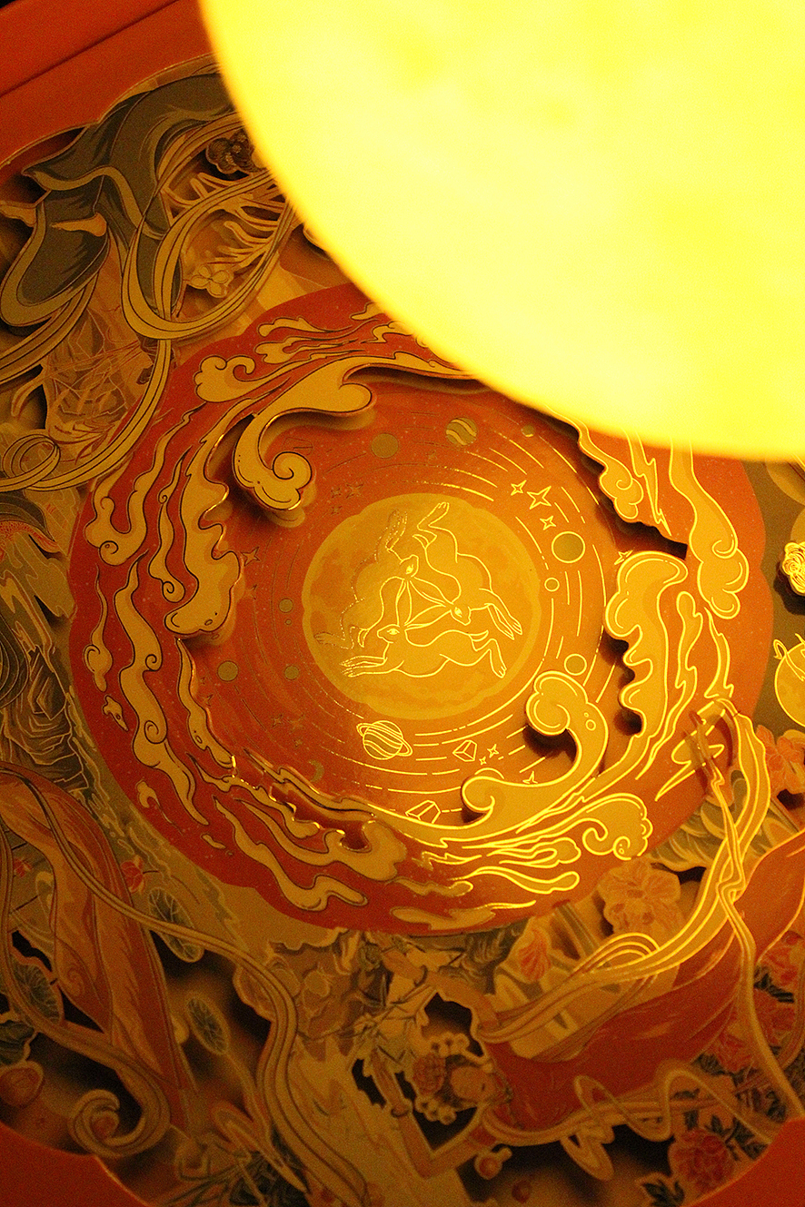 烫金线在月光照耀下,闪闪发光