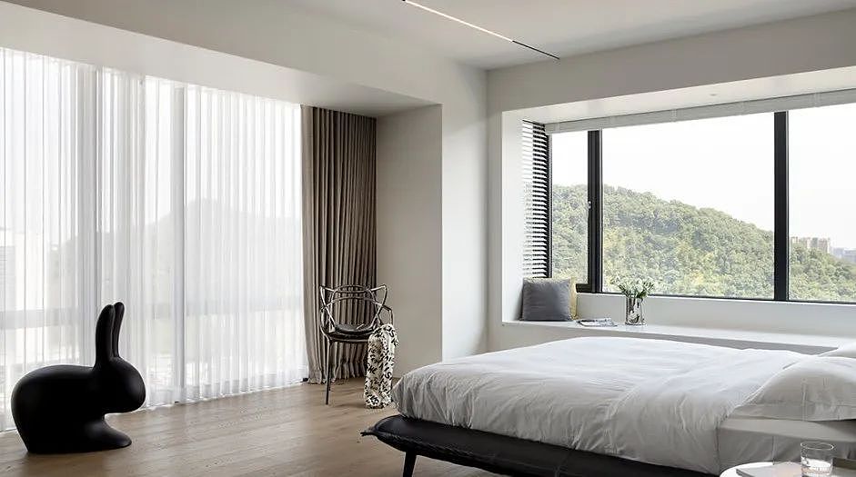 △主卧
<br>Piuma床柔软蓬松的廓形,与围绕床体的精致褶边整体质雅安逸,遥相而望的兔子椅给空间增添了一抹趣味性,惬意舒适在此徐徐展开。