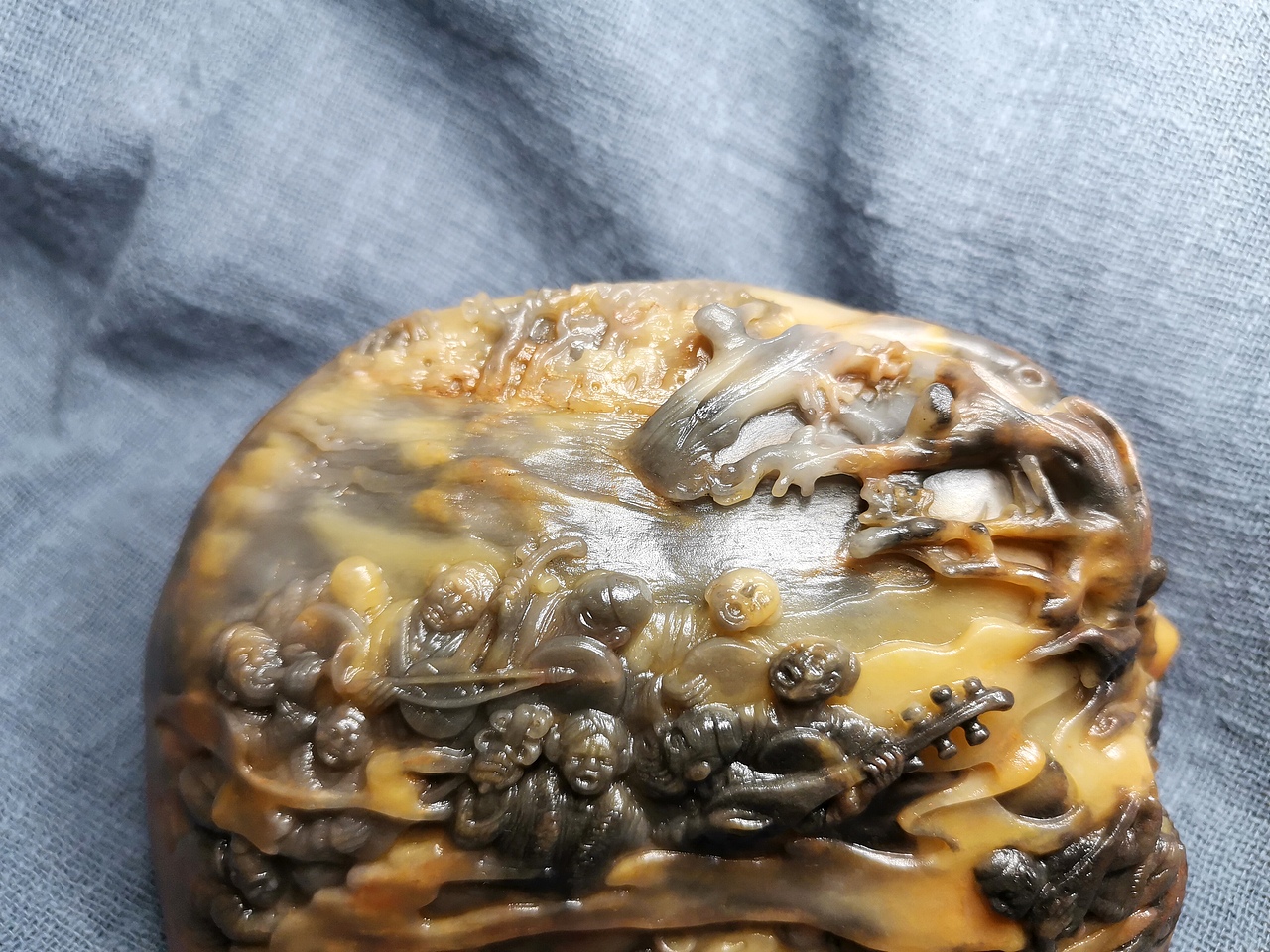 新疆金丝玉辉煌料俏色雕十二木卡姆木鱼摆件许像元作品