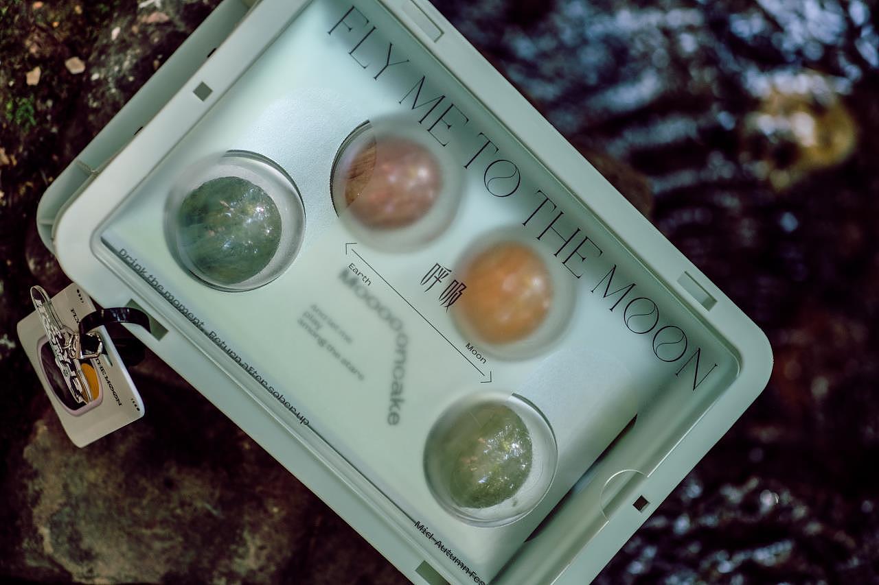 Fly me to the moon -2022年中秋礼盒。（图ZMzEyMjI3NDMy） - 包装 - 站酷设计师_oldwhale原创素材 - 站酷ZCOOL