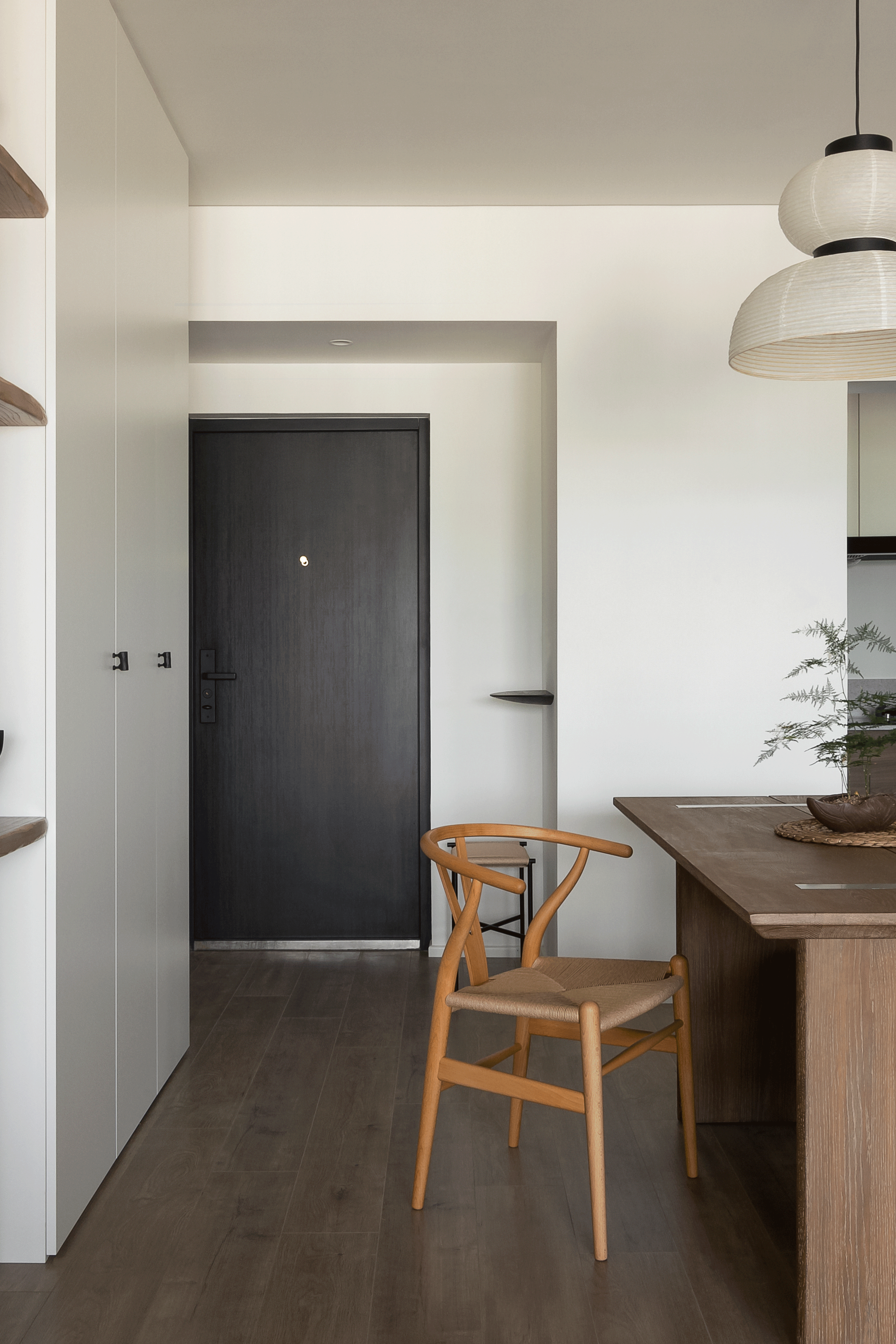 进门处安置了一个实木隔板，方便放随身小件。