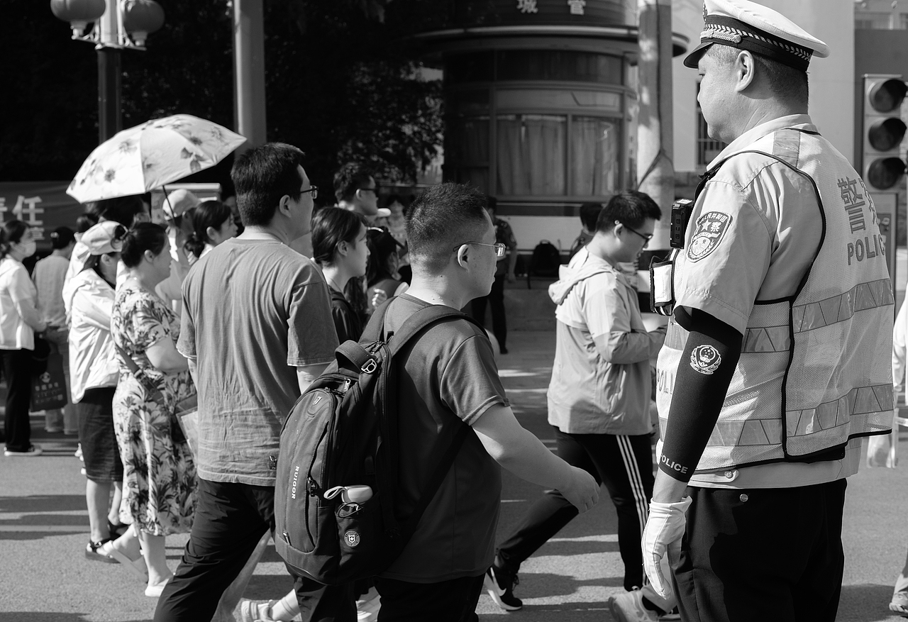 中考---考场外的这群人（图ZMzQzMzA3MzQ0） - 人文/纪实摄影 - 站酷设计师胡宪伟原创素材 - 站酷ZCOOL