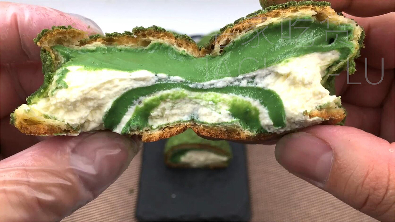 抹茶双色奶油泡芙,丝滑奶油与香醇抹茶,回味无穷。