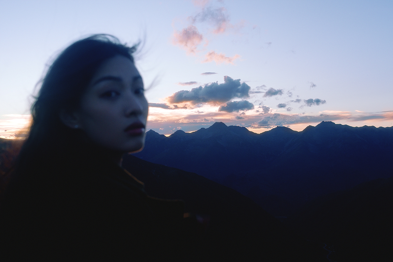 努力走着，为一份温柔的着落（图ZMzMwOTYxODYw） - 人像摄影 - 站酷设计师白山Gavin原创素材 - 站酷ZCOOL