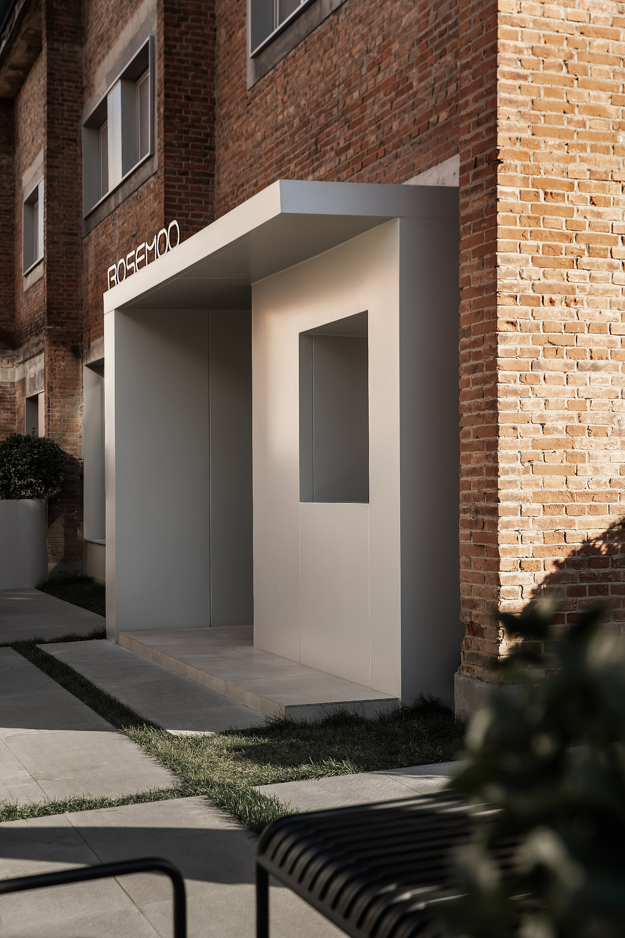 其中,横向悬置的长方体量构筑起建筑内外进出和垂直上下立体交通盒子,而竖向插入的通高中空圆柱体量则塑造了空间场所精神。