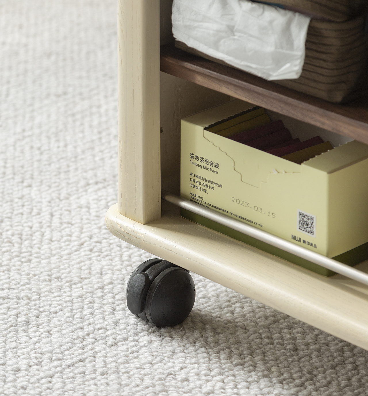 好看、顺滑、静音的360°移动万向轮
<br>可移动的家具,轮子的使用感受是很重要的<br>自带刹车设计,静音顺滑,且不夹毛发,不用担心日常打理