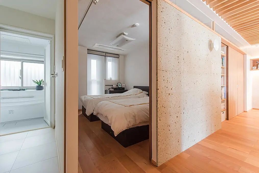 74㎡收纳设计，还以为是大平层，1屋2娃，一门两用