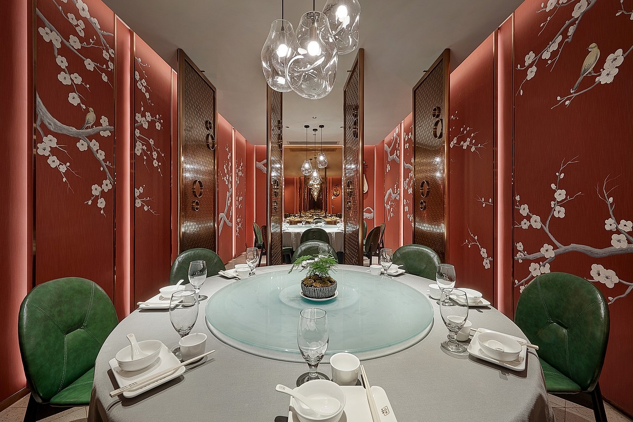 
大鸽饭·品家拥有八个主题包厢，均以西关大屋布局得到灵感，结合东方古典简约设计，呈现出古色古香的头房、精致秀雅的西关小姐闺房、人文格调书房、老西关风情房等……<br>