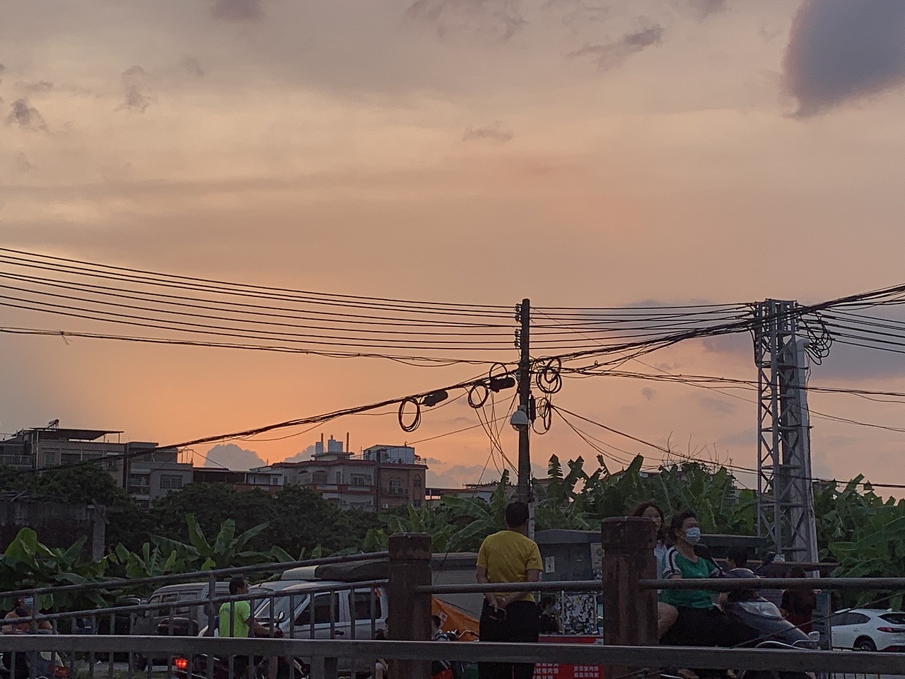 这个是下班拿手机拍的那天的云很好看