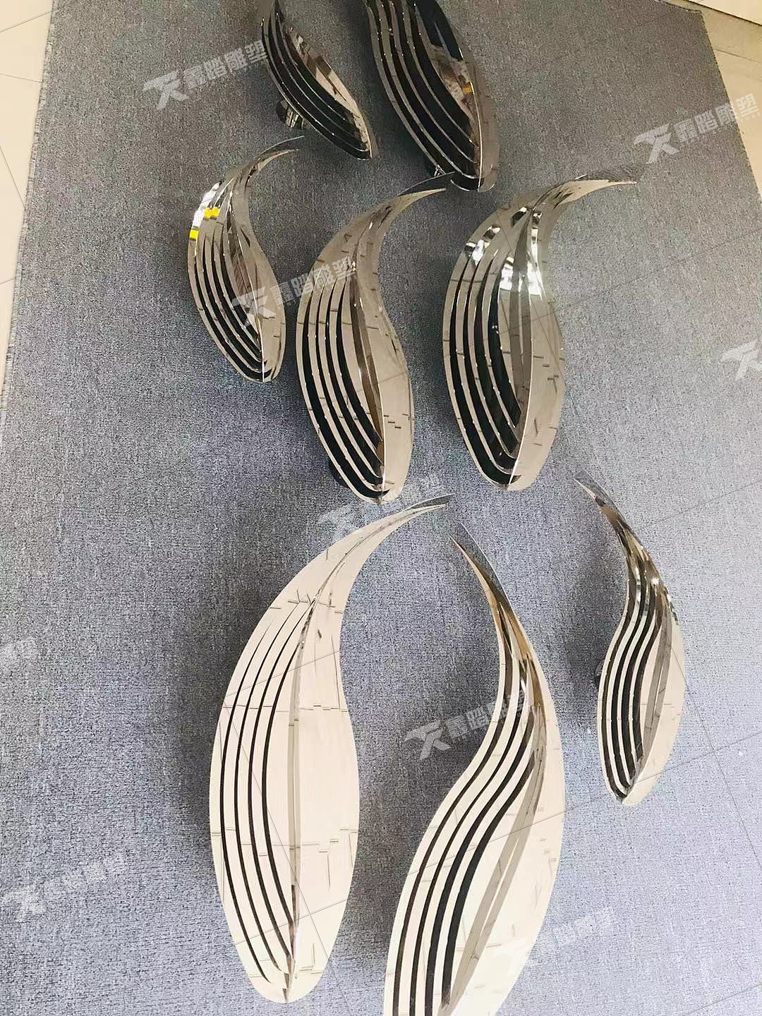 景墙不锈钢多层抽象鱼群雕塑这样做的  镜面效果很漂亮