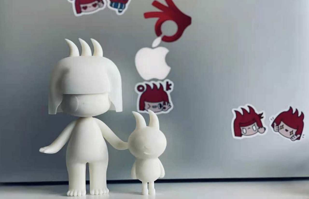 3D打印的模型展示。
<br>2020年做了很多的尝试,从一开始的忐忑,到一步步的去完善烁烁叨叨的设定和延展设计。我们也成长了很多,品牌ip化的进程第一步就是要验证在不同的场景和物料上,逐渐渗透在品牌的方方面面,成为公司的代言人。期待新的一年能创作出更多有趣的设计,可以让烁烁叨叨变得更加鲜活可爱。