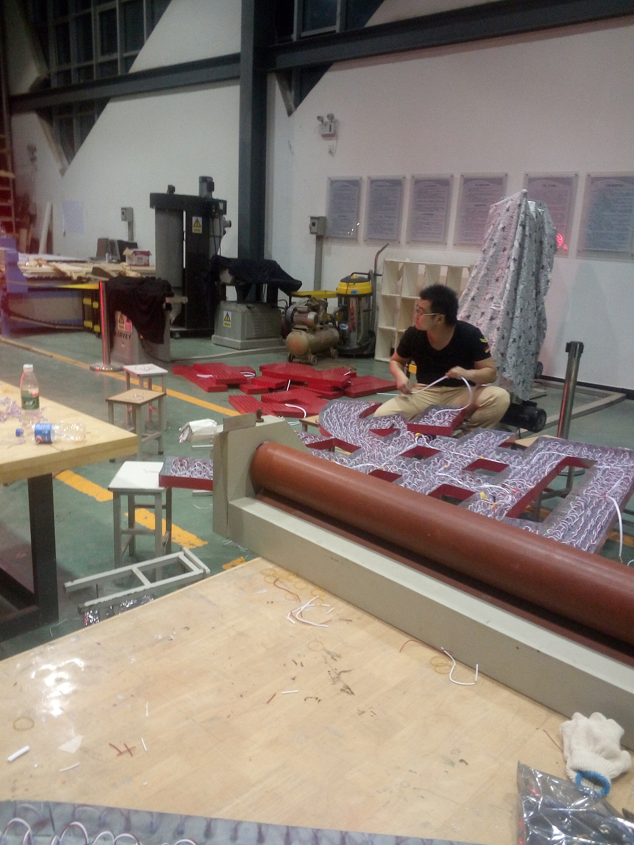 银泰电动汽车展销中心冲孔字