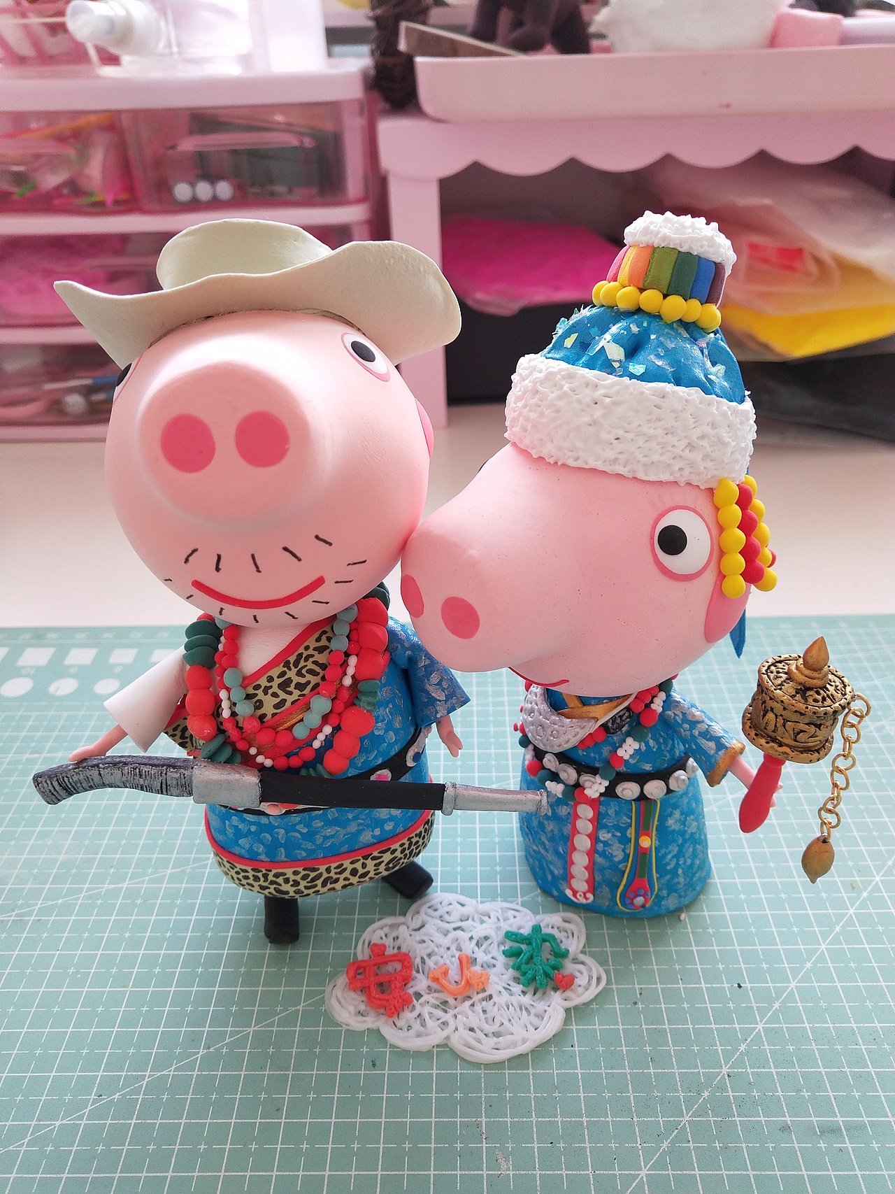 小猪佩奇藏族版定制（图ZMTQzOTg0MDM2） - 工艺品设计 - 站酷设计师安小染手作原创素材 - 站酷ZCOOL