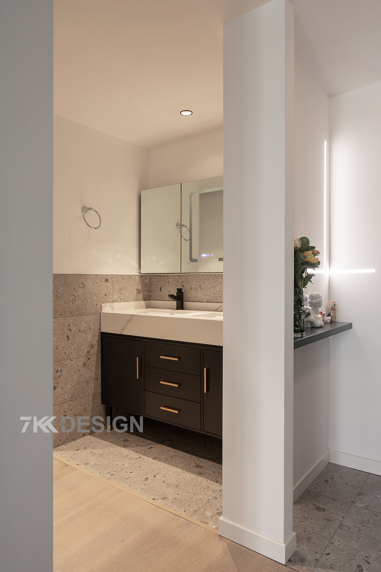 外置在过道空间,选用了水磨石瓷砖,做分区处理,增加洗手台的功能的