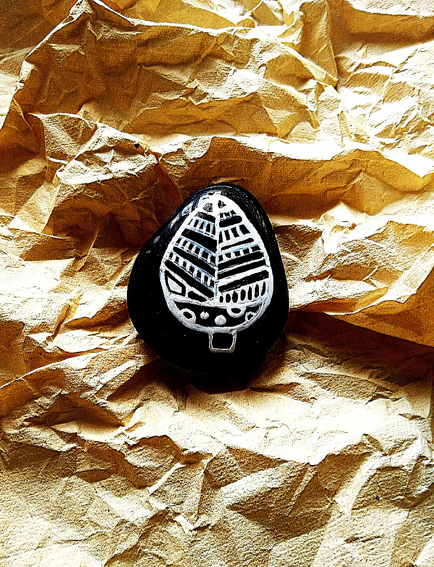 小手套的石头画