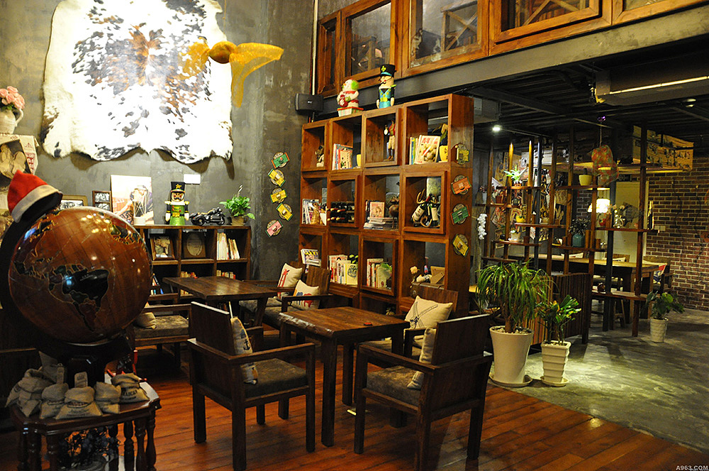 重庆爱港装饰设计工程公司擅长餐厅、咖啡馆、写字楼、商业店面等工装方面的设计施工项目,秉承“精心设计、品质装修、诚信务实”的核心价值观,坚持“创新设计、科学施工、文明守法、客户满意”的管理方针,已为众多客户提供优质的设计装修服务!