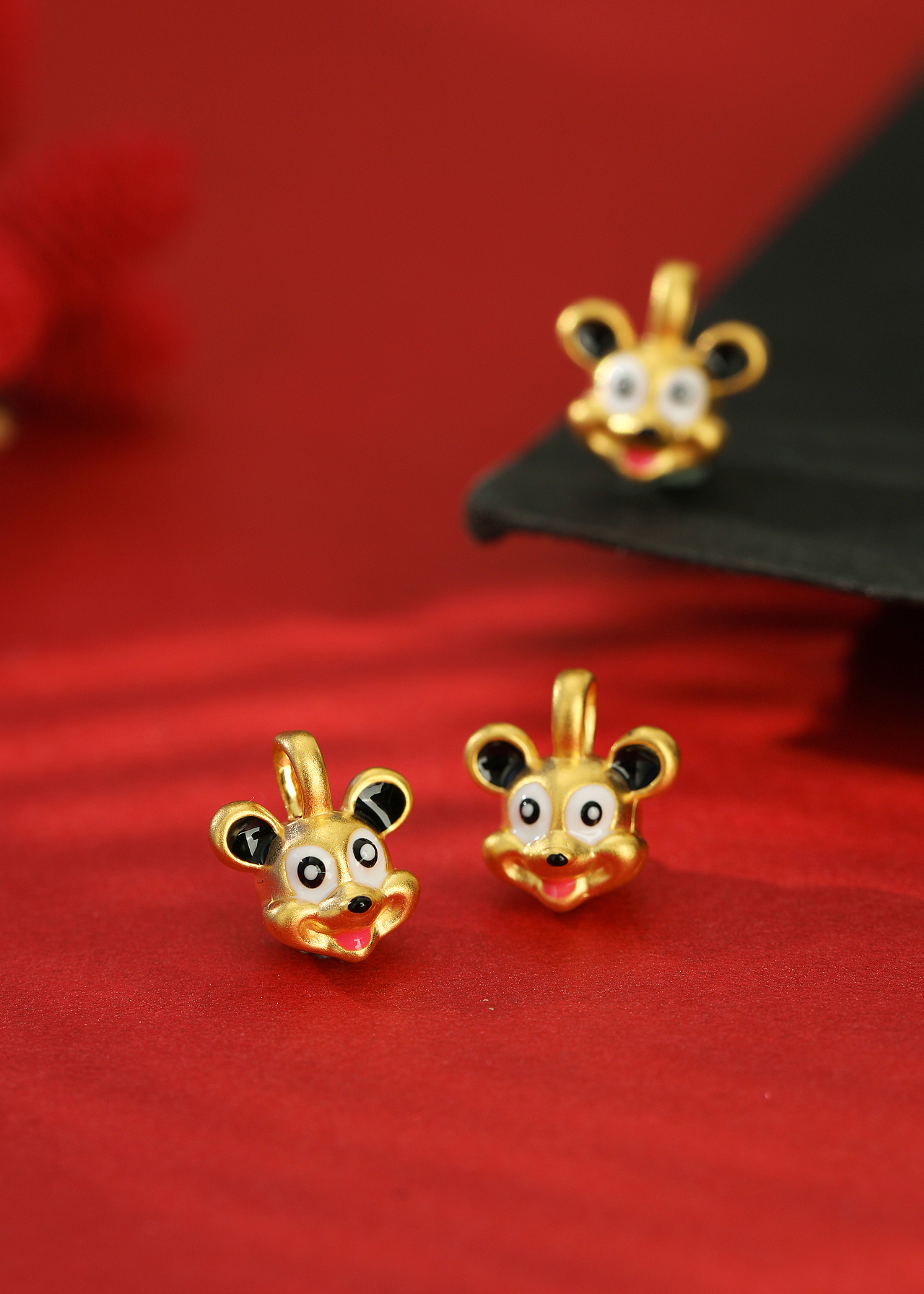 米老鼠老金首饰吊坠拍摄