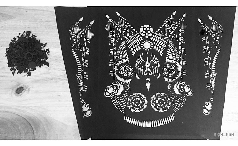 3.压印LOGO
不喜欢在明显之处压印LOGO,所以选择在背面压印。黑色纸面上若隐若现,并不明显。