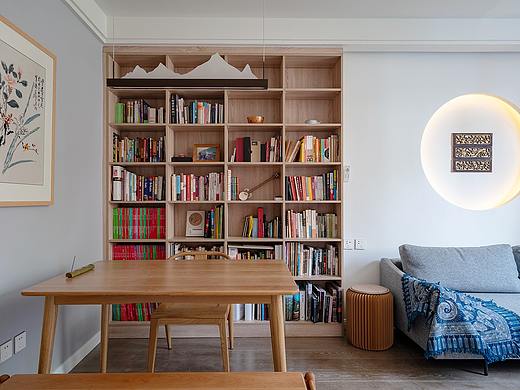 小房也能拥有惊人收纳力，利用原木白墙打造的禅意风