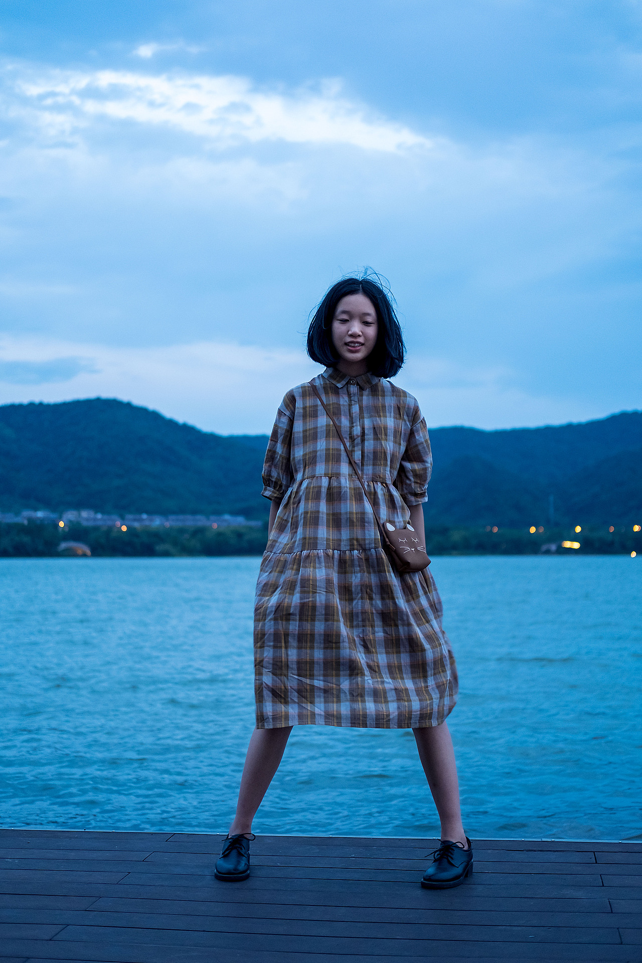 她唱起了歌,关于碧水和蓝天