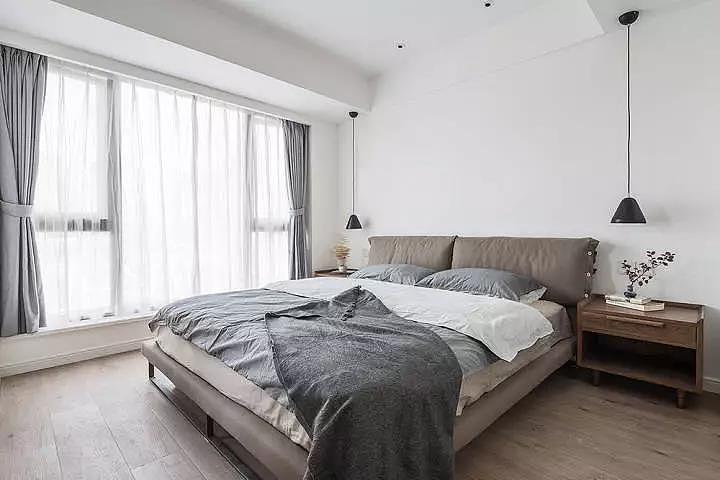 灰色落地窗帘使卧室采光效果更好.