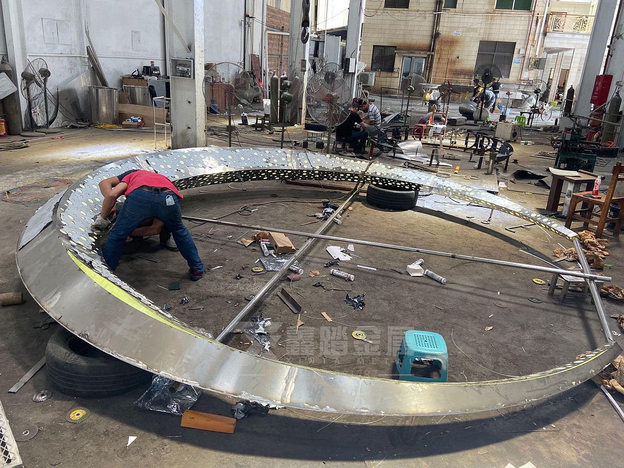 发光不锈钢月亮雕塑、定位广州小蛮腰夜间夺目耀眼真美